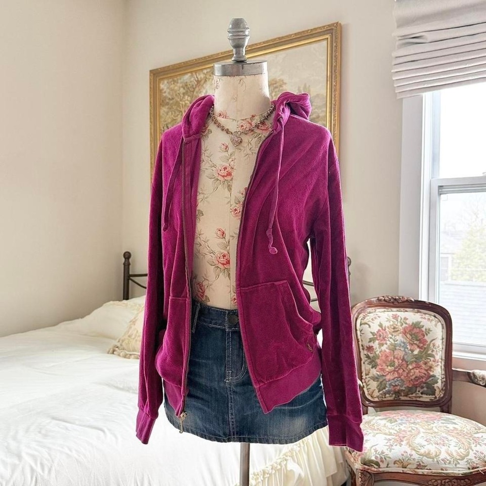 Juicy zip hoodie

y2k‎ juicy couture medium velour zip hoodie